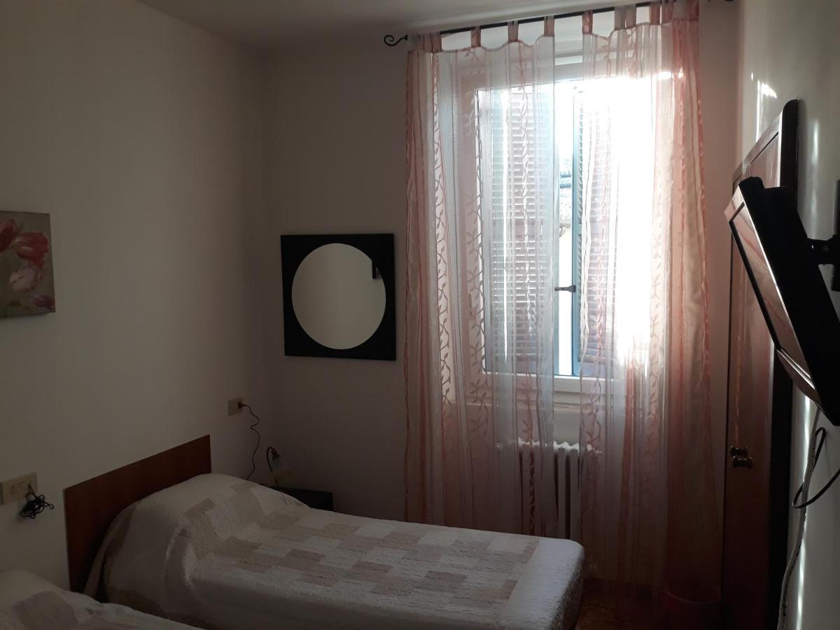 פוליניו Hotel La Torretta מראה חיצוני תמונה